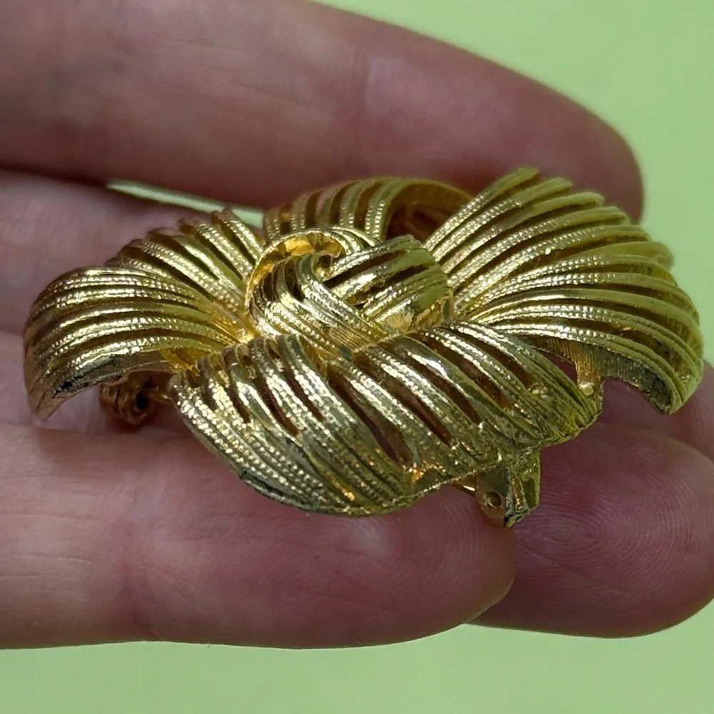 Elegant and Unique Vintage Gold-Tone Large Brooch